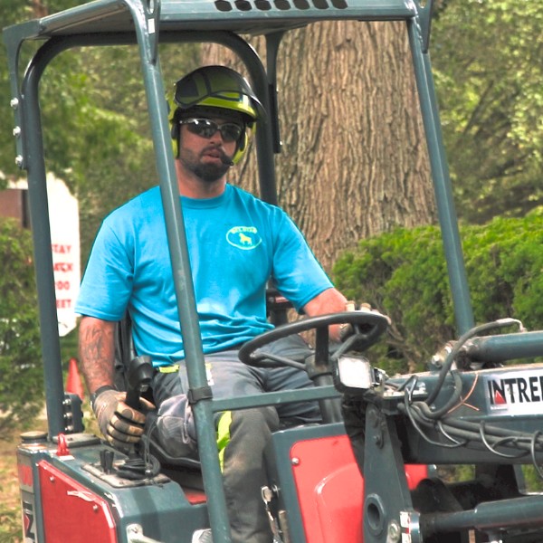 Website-about-section-guy-helmet-skidsteer